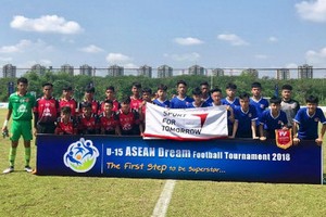 越南－泰國兩隊球員合照。