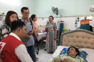 市紅十字會代表到醫院慰問傷者。