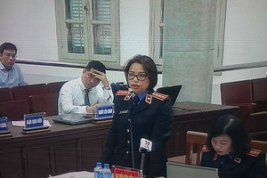 河內市人民檢察院代表就各被告與律師的辯護詞進行對答。（圖源：視頻截圖）