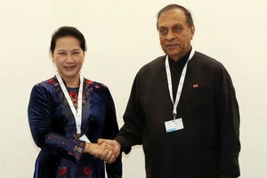 國會主席阮氏金銀會見斯里蘭卡議會議長卡魯‧賈亞蘇里亞。（圖源：仲德）