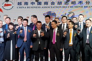 會長翁明照（前排左三）與各副會長和理監事上台敬酒。