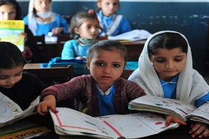 阿富汗未來兩年新建 6000 所學校。圖為阿富汗某一小學的一堂課。（圖源：AFP）