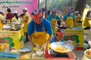 女工參加做餅比賽。 