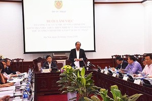 梅進勇部長(中右)在會議上發表講話。