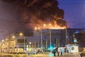 火警現場火勢猛烈濃煙滾滾。（圖源：路透社）