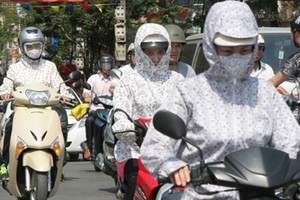 據國家水文氣象預報中心表示，本週內南部天氣炎熱。市民騎車外出時都穿上防熱衣、戴上口罩防止強烈的光線直接照射。（示意圖源：互聯網）