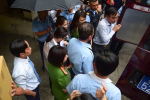 Eximbank的兩名員工被押進特種警車。（圖源：友順）