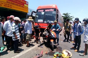 客車失控釀成１死４傷。圖為該起交通事故現場。