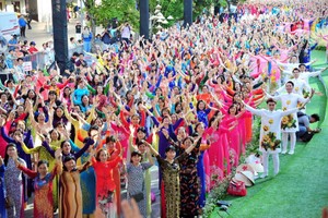 3000人同演長衫。