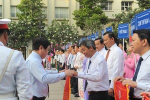 市人委會主席阮成鋒向各參加競賽組頒發響應運動錦旗。（圖源：自忠）