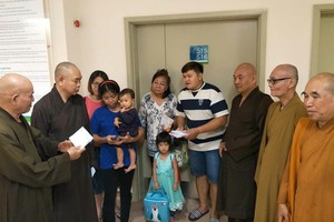 代表們探望受傷居民。