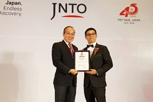 華人企業家徐貴成（左）領取獎項。