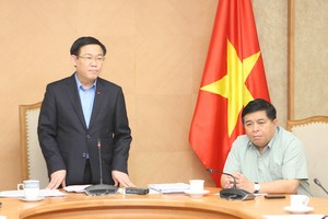 政府副總理王廷惠(左)主持會議並發表講話。（圖源：詩衡）