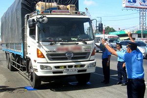 職能力量檢查卡車載重。