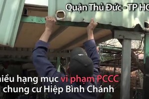 守德郡要求公寓居民拆除消防障礙物。（圖源：越南快訊視頻截圖）