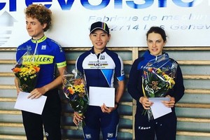 阮氏實（中間）在頒獎儀式上。