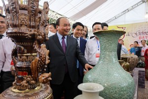 政府總理阮春福前往陶瓷業勝地－鉢長鄉參觀鉢長陶瓷展。（圖源：越勇）