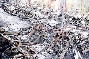 第八郡第四坊高魯街上某存車場在火警後現場，瘡痍滿目。