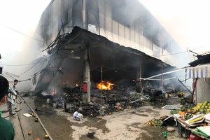 “光”市場的火警燒毀上百攤位。（圖源：志慧）