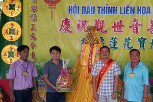 陳昶霖(右二)投得觀音慈袍- 金花-大香。