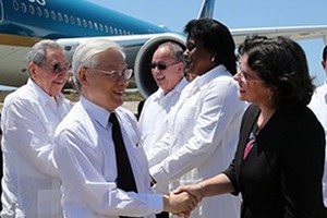 聖地亞哥‧德‧古巴城市領導迎接阮富仲總書記。（圖源：智勇）