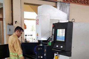 紅心公司負責人劉成發採用CNC數控線 切割機製造精細工模。