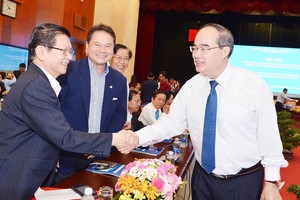 市委書記阮善仁與各企業家會晤。