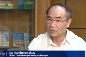 教育與培訓部監察署主任阮輝鵬稱，由於卷宗不正確、缺少必要證件，尚未具備達標獲公認為教授和副教授的條件等原因，因此許多應選者在上述達標名單中被除名。（圖源：VTV視頻截圖）