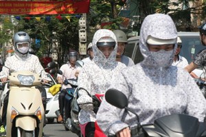 市民外出時都穿上防熱衣、戴上口罩防止強烈的光線直接照射。（示意圖源：互聯網）