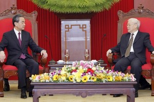 阮富仲總書記(右)接見王毅同志。（圖源：林慶）