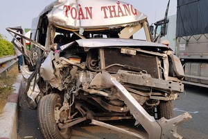 客車被撞得面目全非。