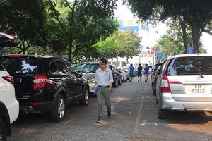 尚未有地下存車場，汽車要停放在黎文八公園前的二徵女王街路段。