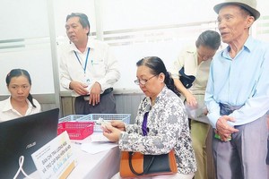 據勞動與榮軍社會部表示，於今年6月份獲調整的退休金和津貼金的場合數量約逾300萬人，預計今年上半年增加的經費達近9萬7000億元。圖為市民在郵局領取退休金和社保津貼。