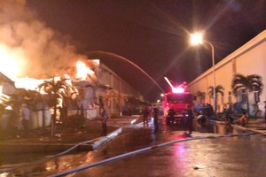 廣寧省1號消防警察科已調動所有消防工具及大量消防員與就地消防力量配合開展滅火方案。（圖源：范公）