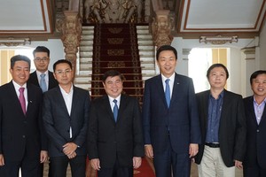 市人委會主席阮成鋒(前左三)與新加坡吉寶置業集團首席執行官盧振華(右三)及各位代表合照。（圖源：之梅）