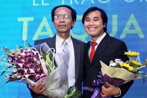 潘清山南教授(右)與阮深副教授曾獲得由科學技術部每年舉辦的2017年謝光寶獎。（圖源：Vietnamnet）