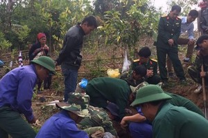 337國防經濟團所屬烈士骸骨搜集隊在挖掘烈士骸骨。（圖源：孟河）