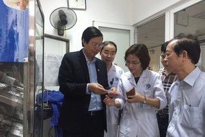 河內市衛生廳專責人員在檢查聖保羅醫院的藥物保存保管情況。（圖源：PV）