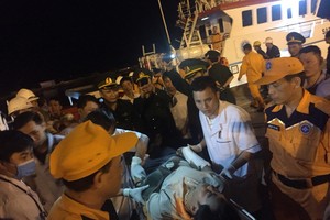 受傷的漁民獲送往醫院急救。（圖源：越南MRCC）