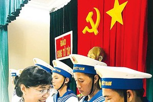 市人民議會主席阮氏決心贈送禮物給戰士。