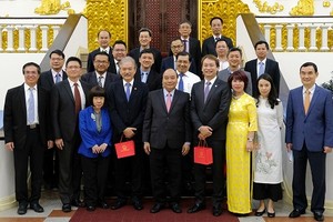 政府總理阮春福新與加坡投資商代表團合照。（圖源：光孝）