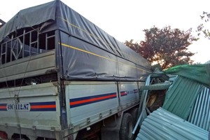 卡車失控撞毀民房的現場。