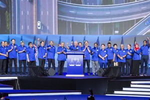 馬來西亞總理納吉布（中）出席“國陣”競選宣言發佈儀式。（圖源：新華網）