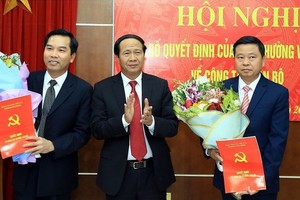 海防市市委書記黎文成(中)向范文河同志和高春蓮同志表示祝賀。（圖源：海防報）