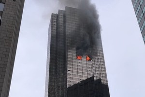 當地時間7日傍晚，位於美國紐約曼哈頓的特朗普大廈發生火災，火勢自50樓延燒數層樓，1人遇難。（圖源：互聯網）