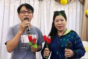 演唱者在演出前練習作好準備。