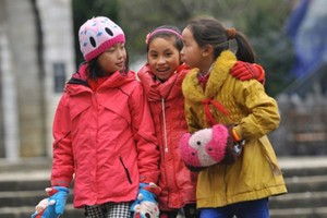 老街省沙巴氣溫降至 4.2 攝氏度，小朋友出門時都穿上保暖外套、戴上帽子和手套。（示意圖源：互聯網）