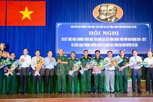 市委常務副書記畢成剛(左五)向支持古芝縣建設新農村的市司令部所屬單位送鮮花表示祝賀。（圖源：市黨部新聞網）