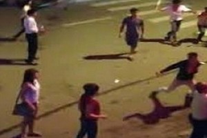 雙方互相爭吵後，就衝前群毆。（圖源：視頻截圖）