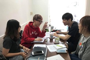 喬銀姐（左一）給韓國學員教越南語。